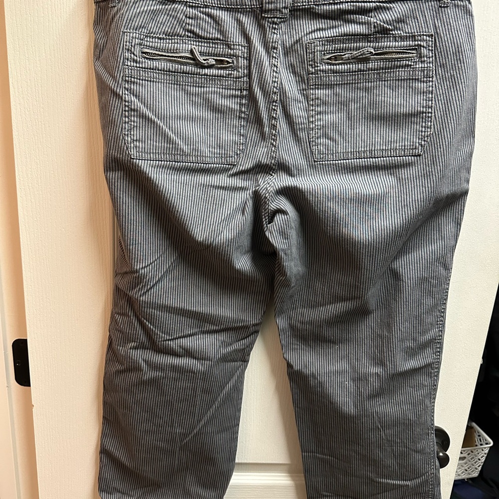 Gap Women's Striped Gray Capri pants size 14/ NWOT B11 - Picture 3 of 3